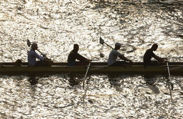 Un grupo de personas reman por el río Nilo en El Cairo, Egipto. (AP)