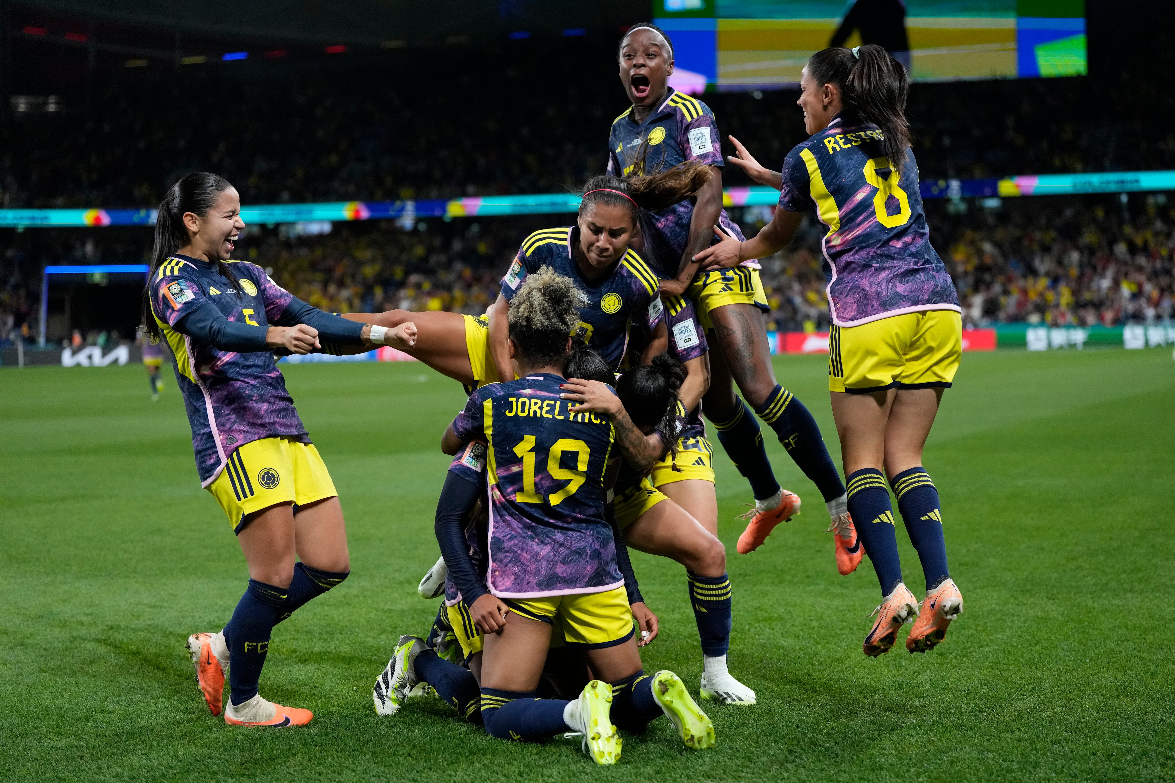 Las jugadoras de Colombia celebran después de que Manuela Vanegas anotó el segundo gol de su equipo durante el partido de fútbol del Grupo H de la Copa Mundial Femenina entre Alemania y Colombia en el Estadio de Fútbol de Sydney en Sydney, Australia, el domingo 30 de julio de 2023. (Foto AP/Rick Rycroft)
