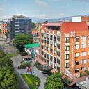 Conservar todos los empleos se convirtió en el objetivo de Jack Goldstein, gerente del hotel, quien utilizó algunas suites del hotel para alojar a trabajadores y familiares, cuya presencia era fundamental.