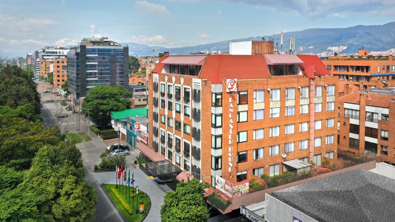 Conservar todos los empleos se convirtió en el objetivo de Jack Goldstein, gerente del hotel, quien utilizó algunas suites del hotel para alojar a trabajadores y familiares, cuya presencia era fundamental.