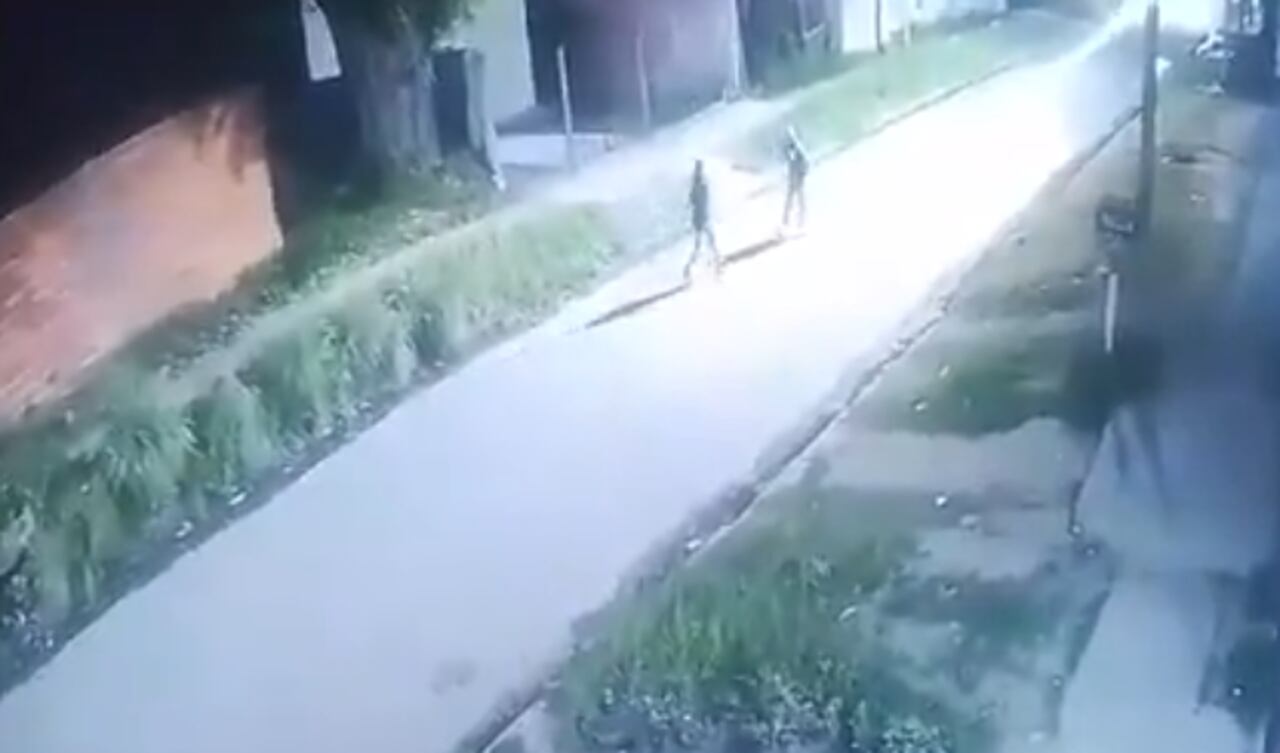El ataque fue captado por una cámara de seguridad del sector