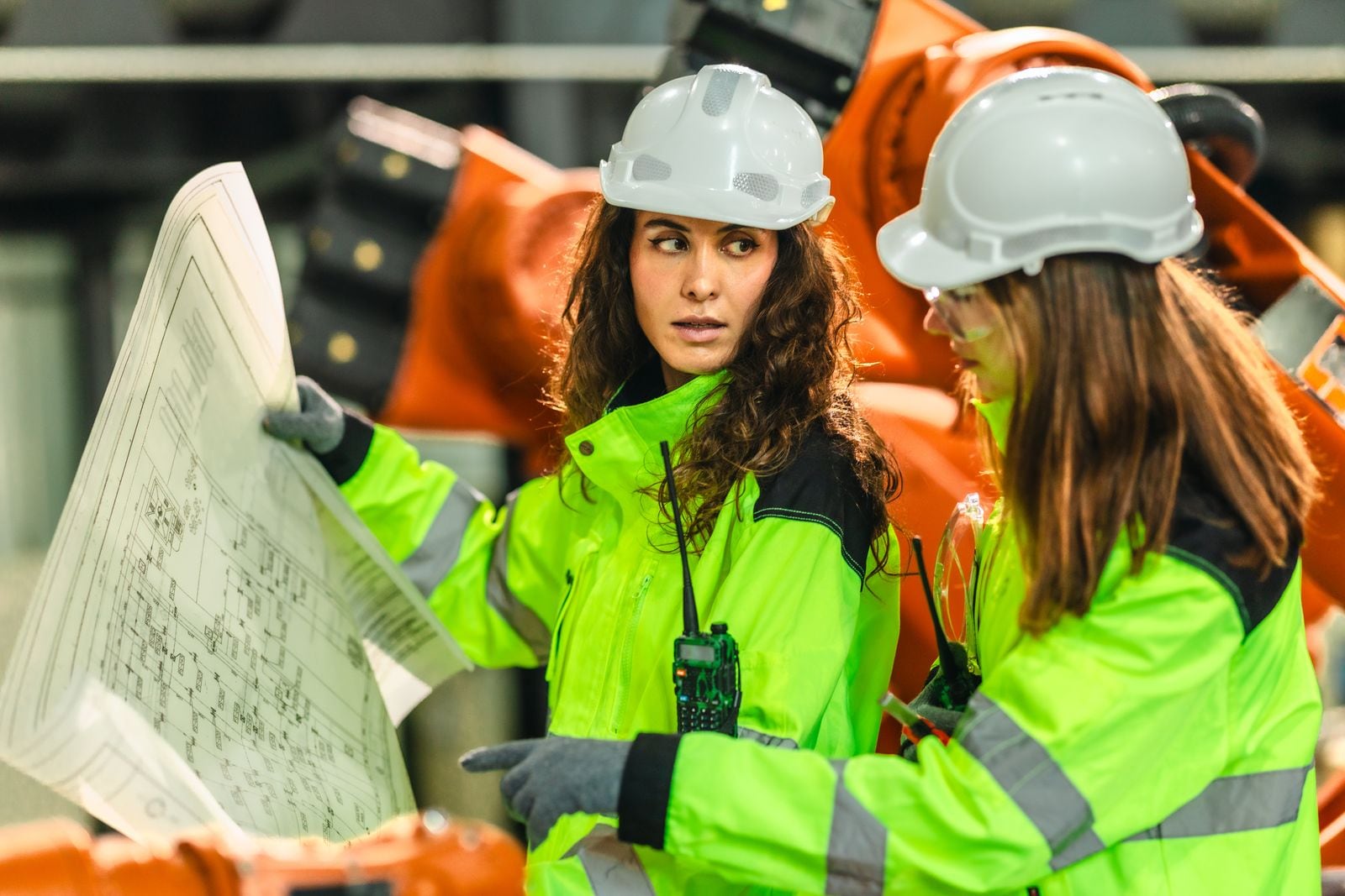 En la medida en que las industrias  buscan responder a los desafíos de la seguridad energética, se abren  oportunidades para que más mujeres participen activamente