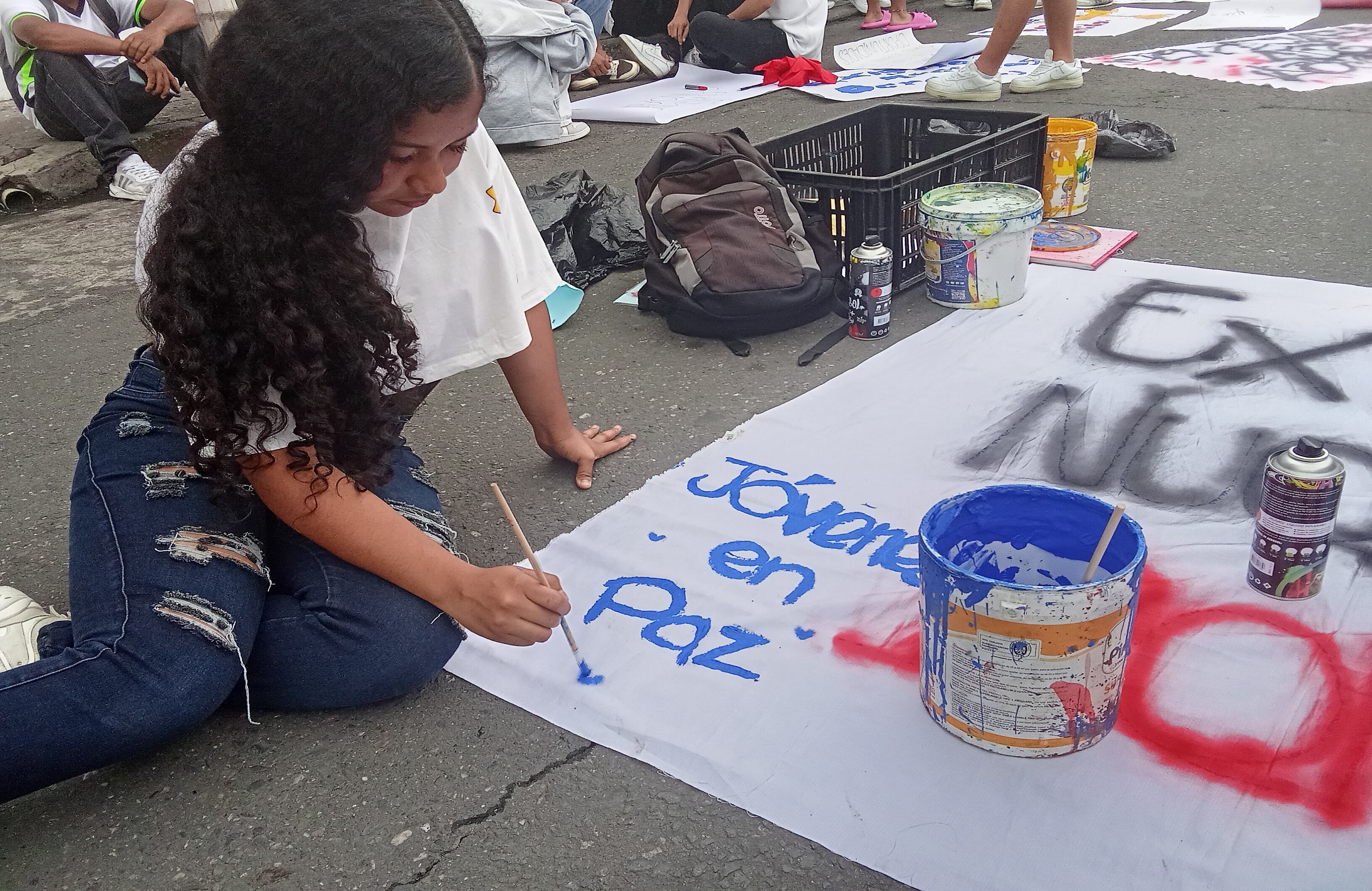 Los jóvenes recurrieron al arte para denunciar el incumplimiento de las entidades encargadas de sacar adelante este programa social.