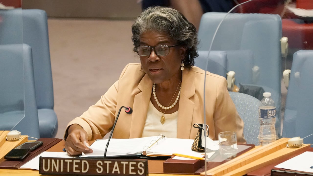 La embajadora de Estados Unidos ante las Naciones Unidas, Linda Thomas-Greenfield, lamenta la posición de Rusia ante las nuevas declaraciones de dos estados separatistas en Ucrania (Photo by TIMOTHY A. CLARY / AFP)