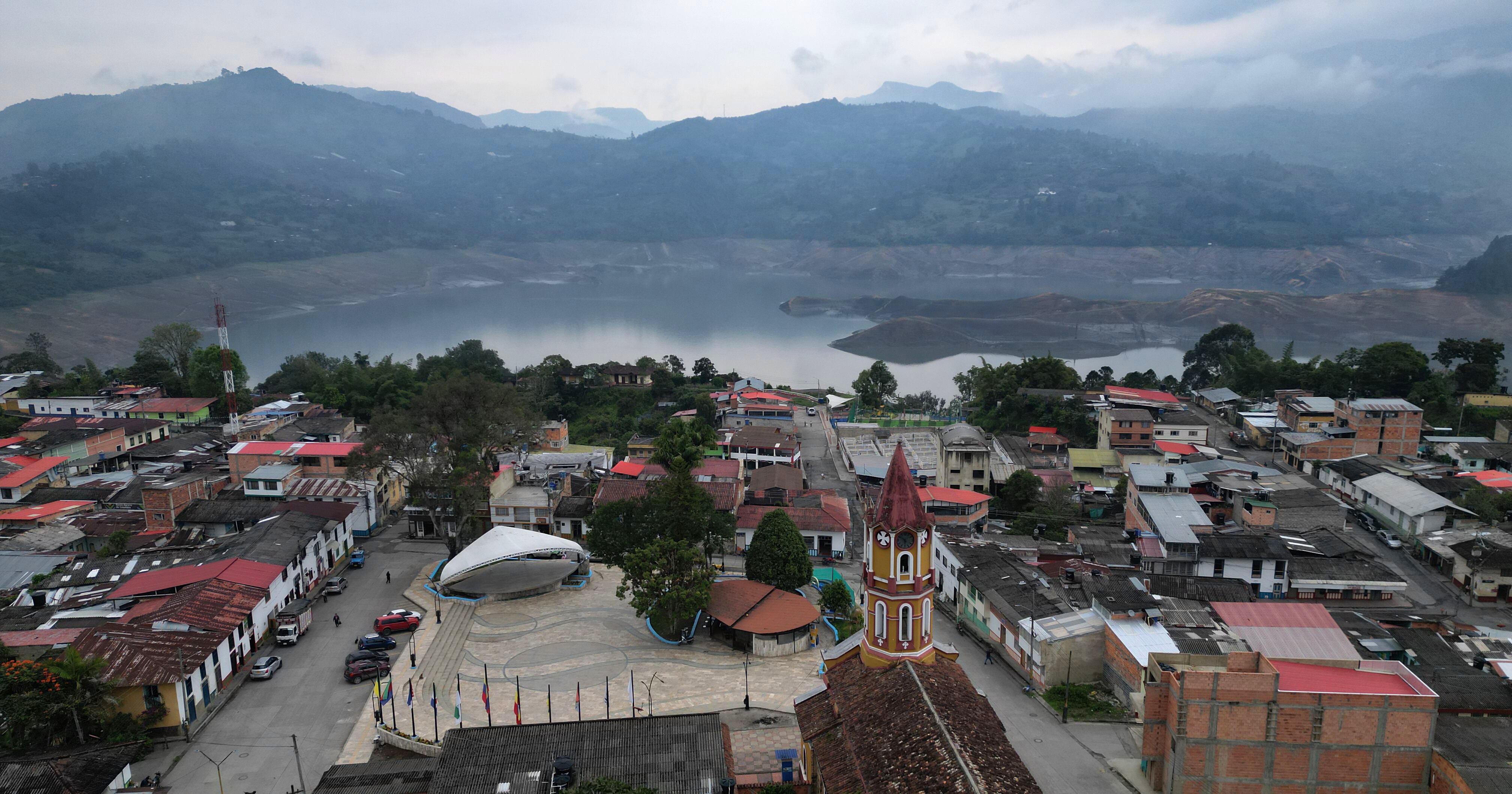 Central Hidroeléctrica del Guavio
 embalse del Guavio  presenta nivel bajo a causa del fenómeno de El Niño
Cundinamarca abril 3 del 2024
Foto Guillermo Torres Reina / Semana