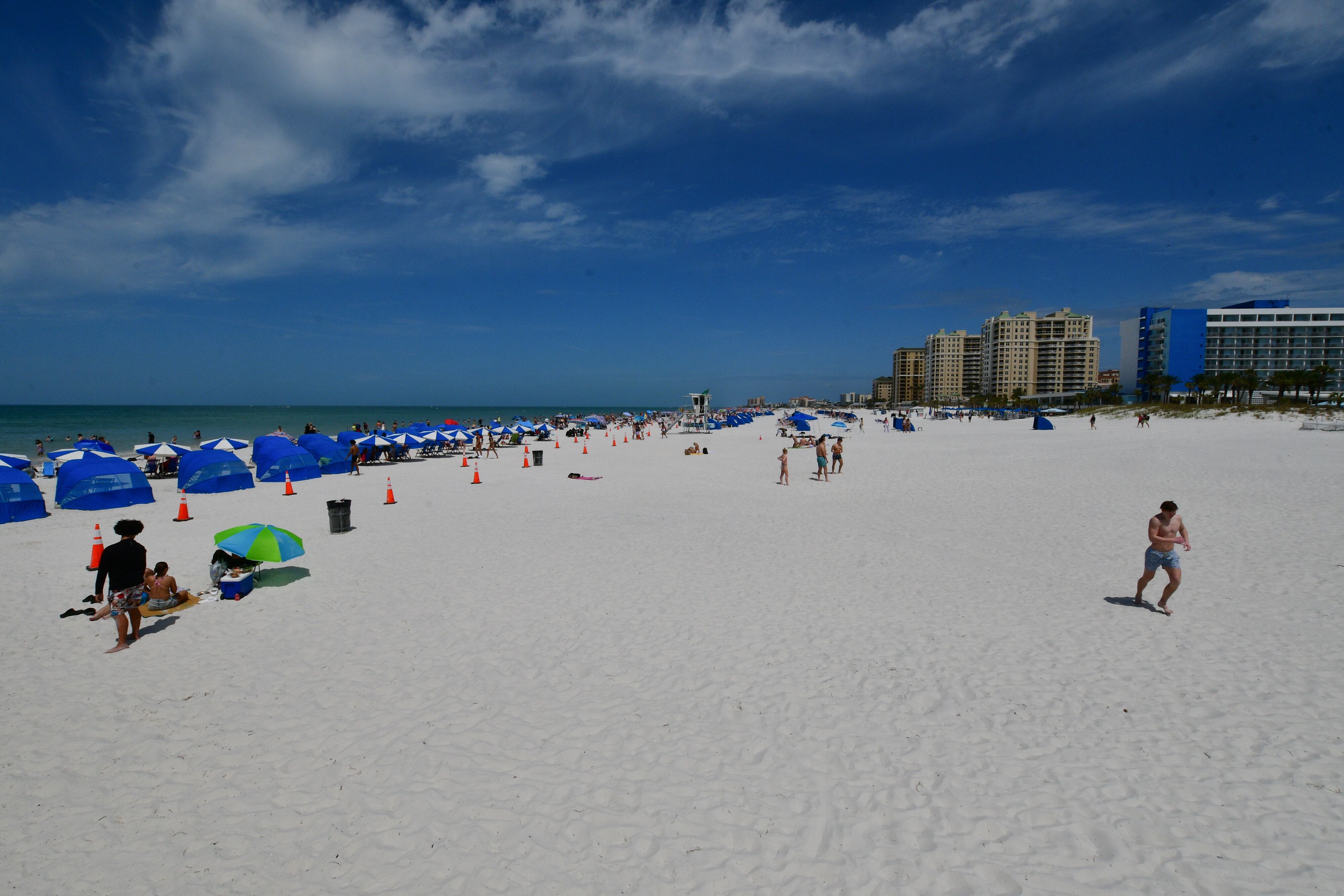 Quienes visitan WaterColor pueden vivir una experiencia inolvidable en la playa, destacada por su arena blanca.