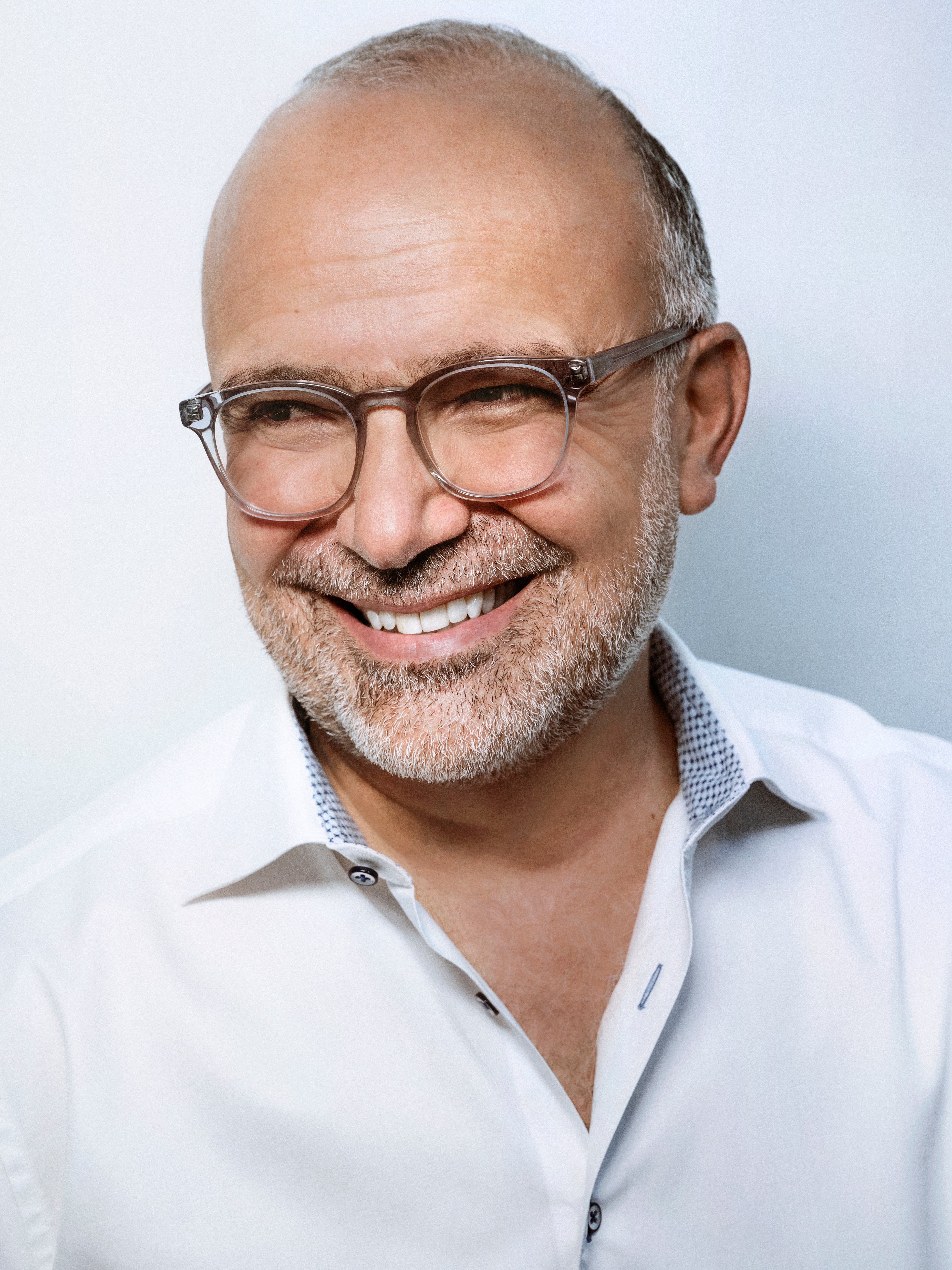 Manuel Abud asumió el cargo de CEO de La Academia Latina de la Grabación en agosto de 2021, tras unirse a la organización en 2019 como Chief Operating Officer