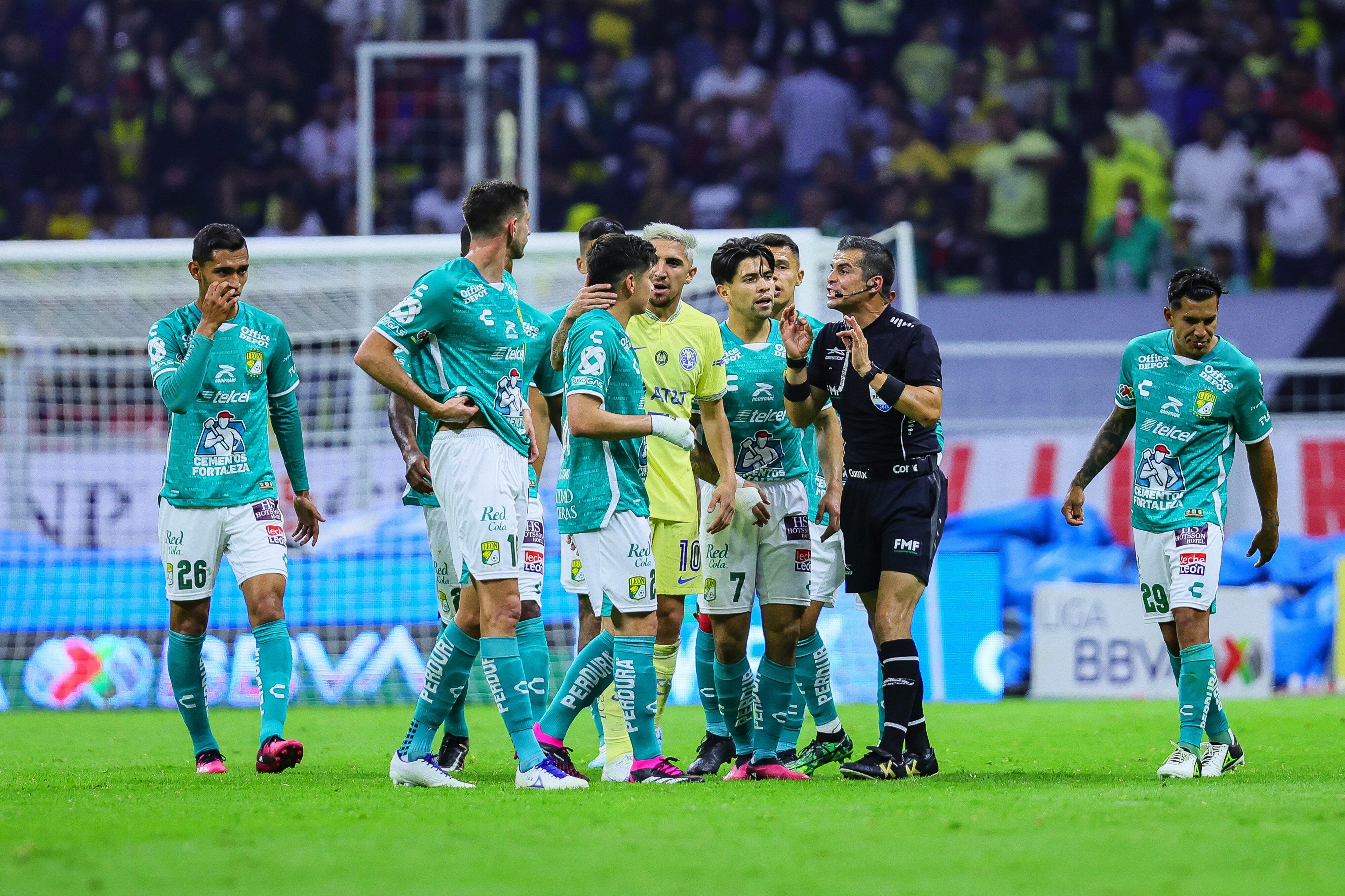 MEXICO CITY, MEXICO - APRIL 01: Players of Leon argue with Fernando Hernandez, referee during the 13th round match between America and Leon as part of the Torneo Clausura 2023 Liga MX at Azteca Stadium on April 01, 2023 in Mexico City, Mexico. (Photo by Manuel Velasquez/Getty Images)