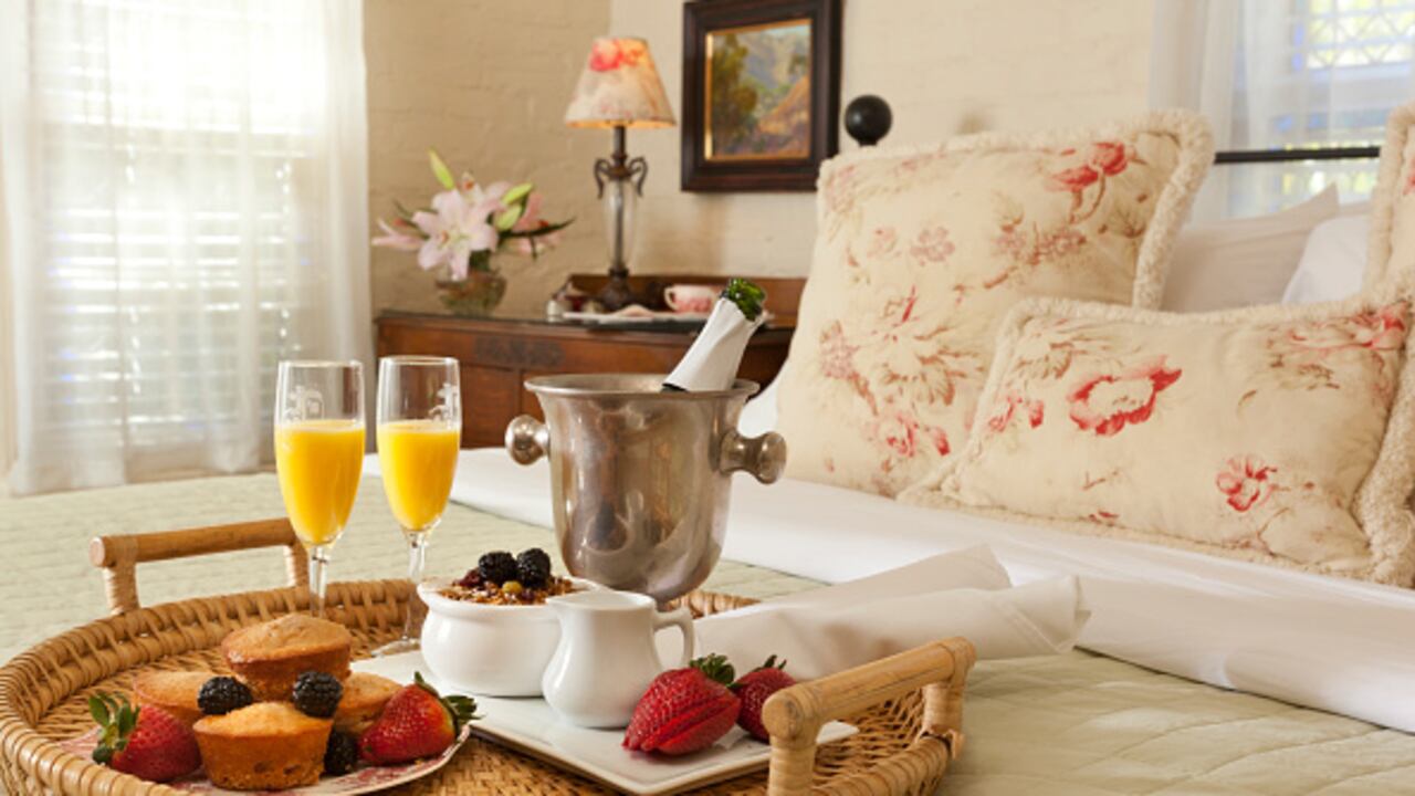 Desayunar en la cama es una fantasía para muchas personas, sin embargo, existen creencias sobre males asociados a comer estando acostados.