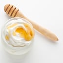 Es hidratante y ayuda a reflexibilizar la piel, ya que tiene propiedades astringentes y limpiadoras.