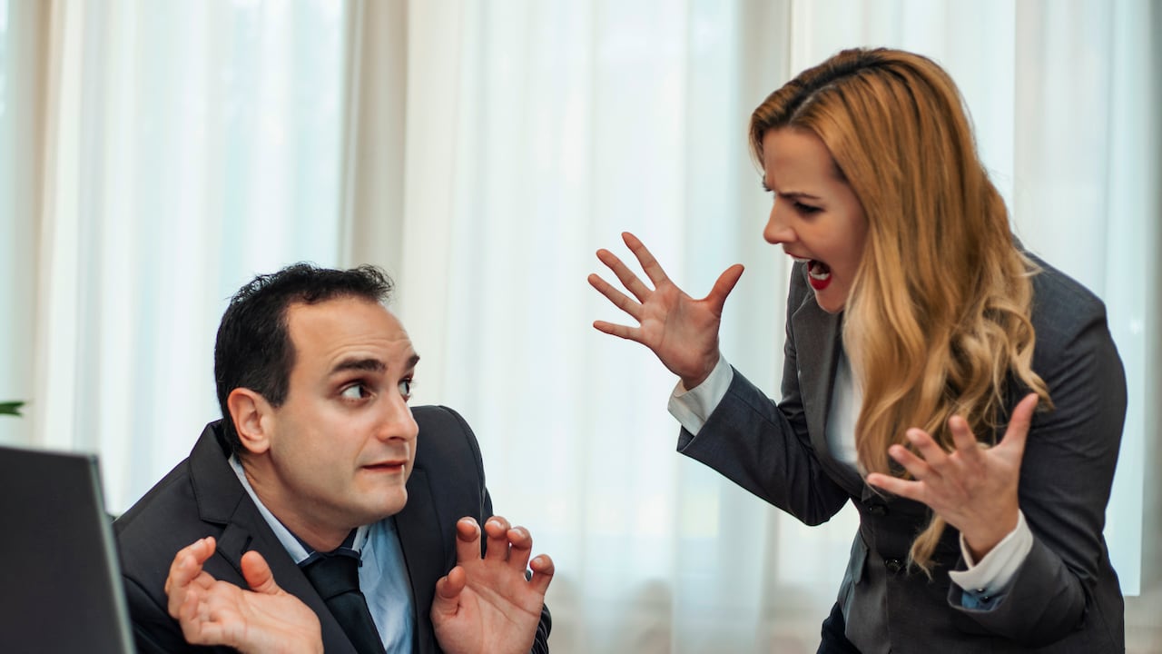 Una persona mal educada puede no saludar o despedirse correctamente.