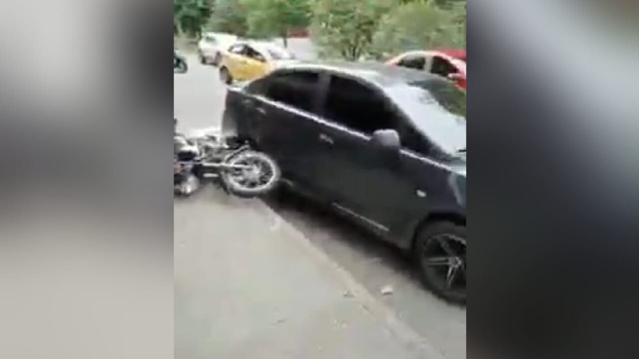 Un vehículo atropelló a dos motocicletas en Medellín y luego huyó.