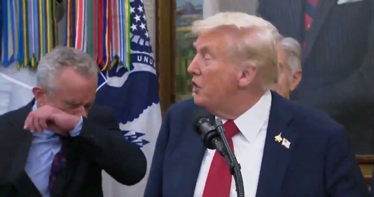 El secretario de Salud estornuda a pocos metros de Trump