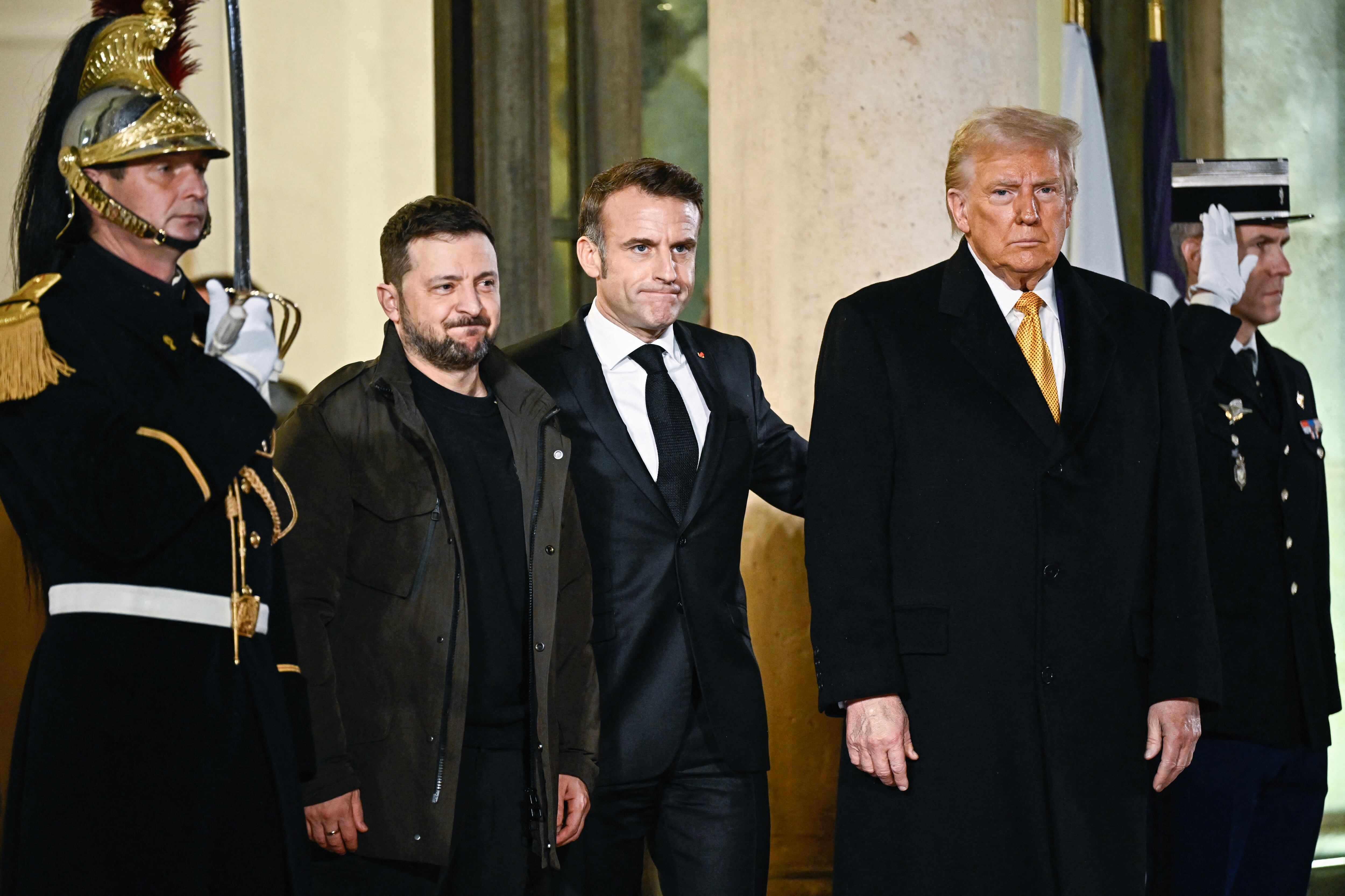 El presidente de Francia, Emmanuel Macron, flanqueado por el presidente electo de Estados Unidos, Donald Trump, y el presidente de Ucrania, Volodymyr Zelensky, se van después de una reunión en el Palacio Presidencial del Elíseo en París el 7 de diciembre de 2024.