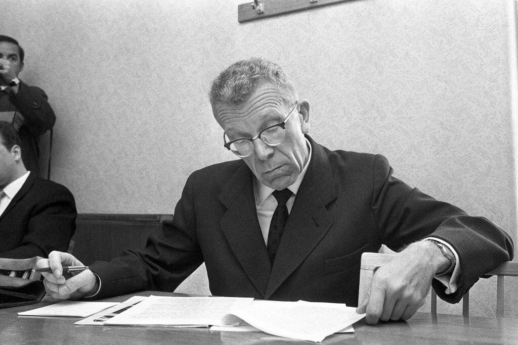 El pediatra austriaco Hans Asperger como experto en el juicio por asesinato contra Rainer Warchalowski. El joven de 17 años fue acusado del asesinato de sus padres y su hermano el 19 de diciembre de 1965. Viena. 10 de mayo de 1966. (Foto de Votava/brandstaetter images vía Getty Images)