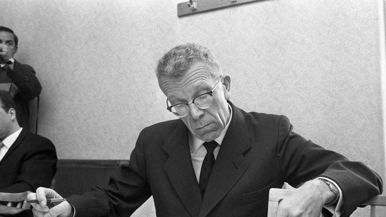 El pediatra austriaco Hans Asperger como experto en el juicio por asesinato contra Rainer Warchalowski. El joven de 17 años fue acusado del asesinato de sus padres y su hermano el 19 de diciembre de 1965. Viena. 10 de mayo de 1966. (Foto de Votava/brandstaetter images vía Getty Images)