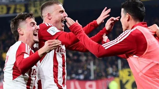 James Rodríguez, celebrando un gol junto a Pep Biel en el Olympiacos