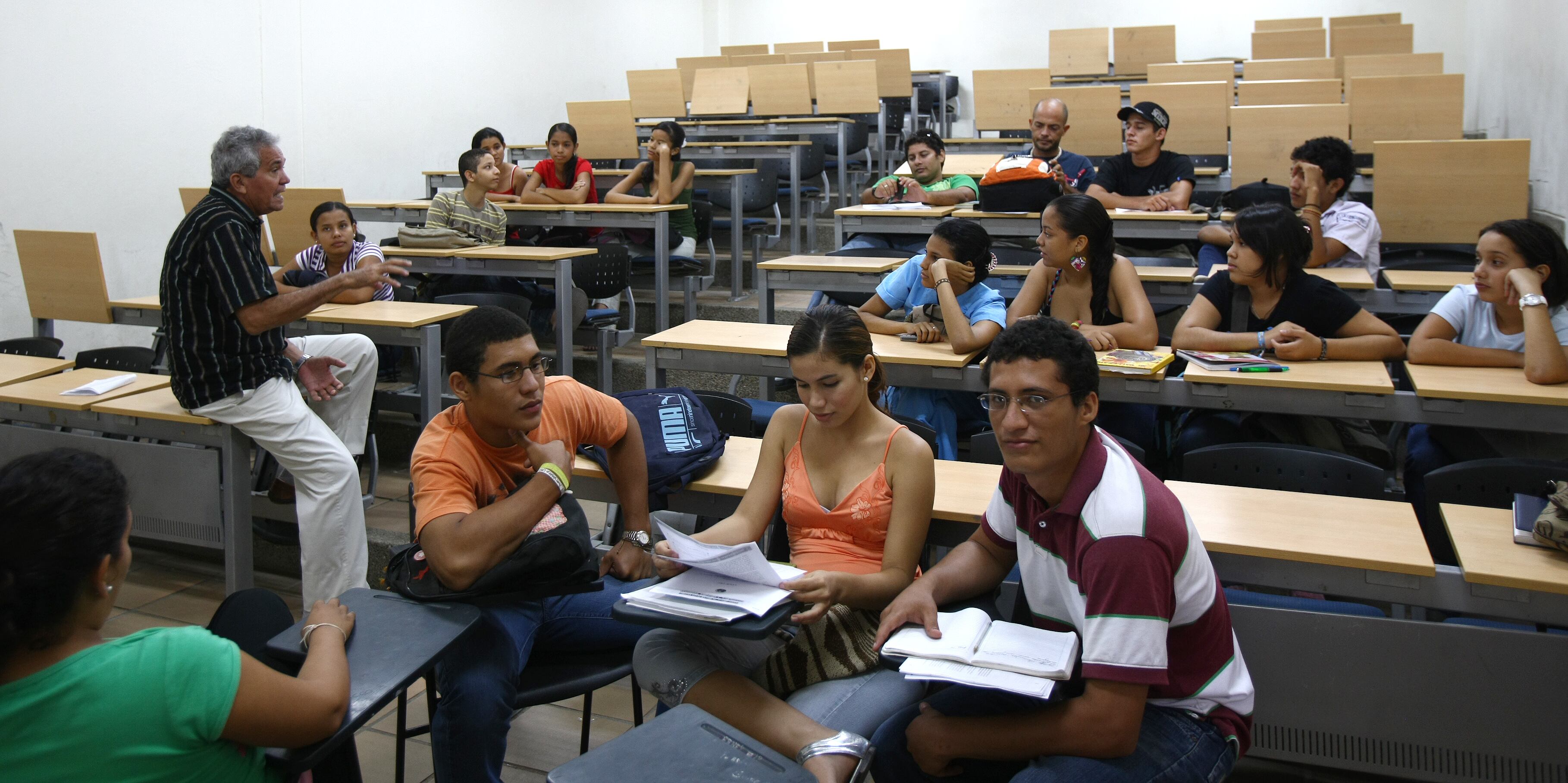 únicamente dos de cada diez jóvenes que entran a la universidad terminan sus estudios, de acuerdo con el Ministerio de Educación Nacional (MEN) y el Sistema de Información de la Educación Superior (SNIES)