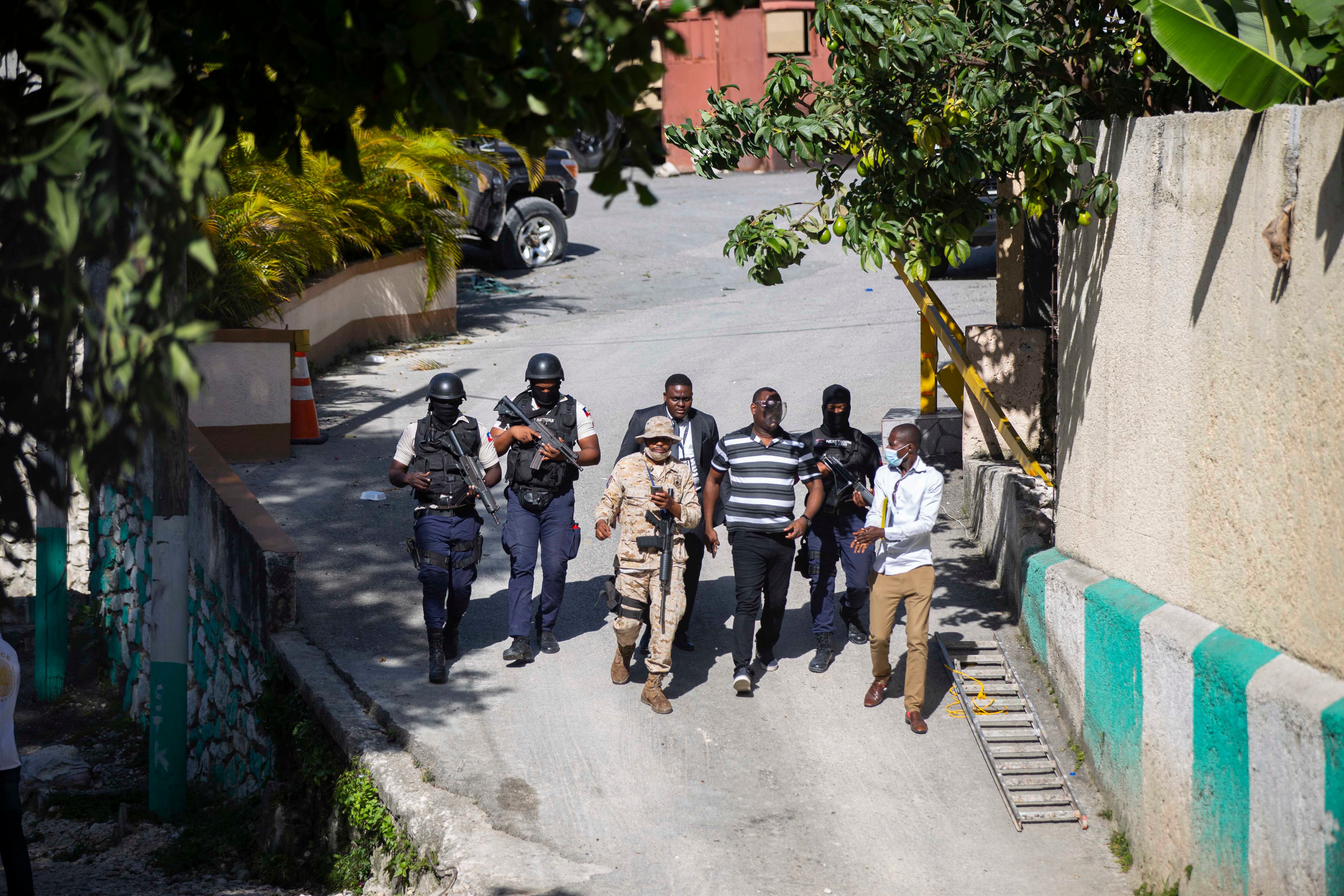 Las fuerzas de seguridad investigan los perímetros de la residencia del presidente haitiano Jovenel Moise, en Puerto Príncipe, Haití, el miércoles 7 de julio de 2021. Hombres armados asesinaron a Moise e hirieron a su esposa en su casa el miércoles temprano. (Foto AP / Joseph Odelyn)