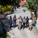 Las fuerzas de seguridad investigan los perímetros de la residencia del presidente haitiano Jovenel Moise, en Puerto Príncipe, Haití, el miércoles 7 de julio de 2021. Hombres armados asesinaron a Moise e hirieron a su esposa en su casa el miércoles temprano. (Foto AP / Joseph Odelyn)