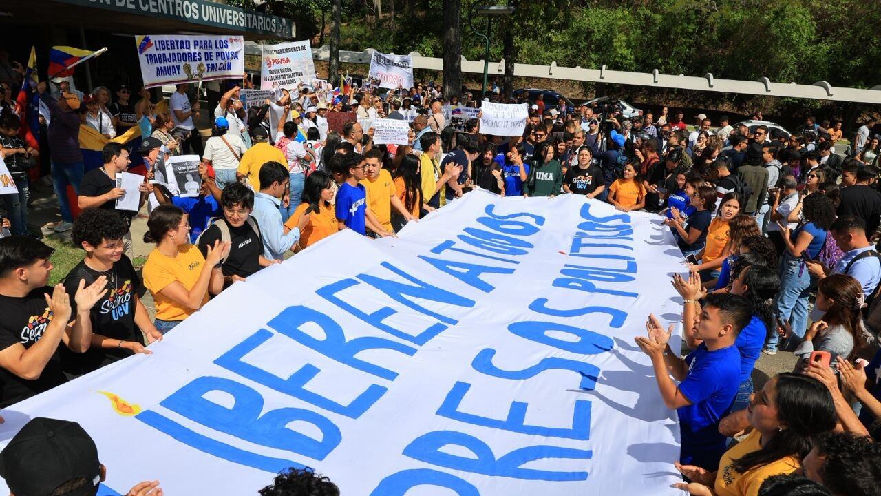 Miles de personas se reunieron Universidad Central de Venezuela.