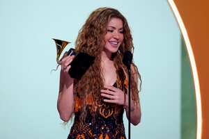 LOS ANGELES, CALIFORNIA - FEBRUARY 02: Shakira accepts the Best Latin Pop Album award for "Las Mujeres Ya No Lloran" onstage during the 67th Annual GRAMMY Awards at Crypto.com Arena on February 02, 2025 in Los Angeles, California. (Photo by Kevin Mazur/Getty Images for The Recording Academy)