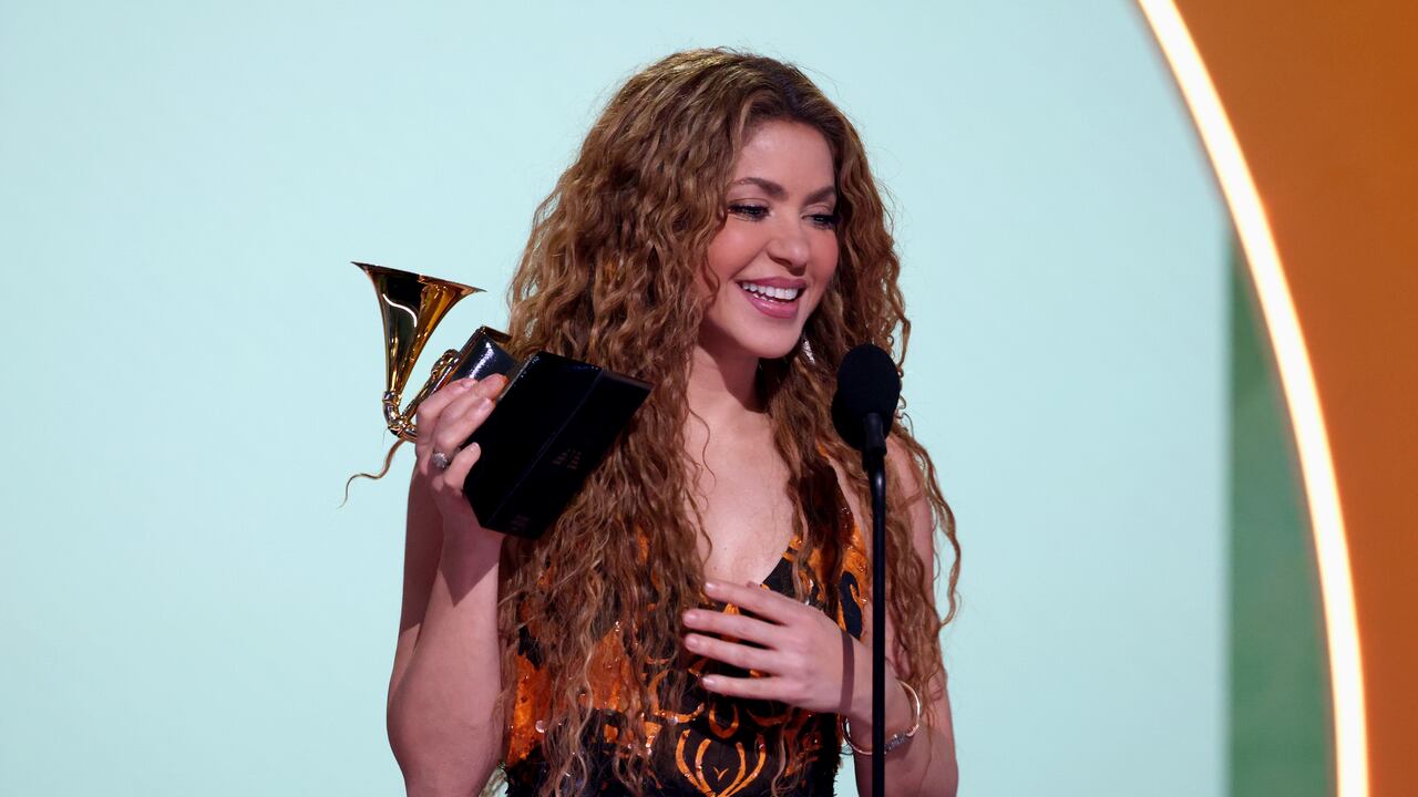 LOS ANGELES, CALIFORNIA - FEBRUARY 02: Shakira accepts the Best Latin Pop Album award for "Las Mujeres Ya No Lloran" onstage during the 67th Annual GRAMMY Awards at Crypto.com Arena on February 02, 2025 in Los Angeles, California. (Photo by Kevin Mazur/Getty Images for The Recording Academy)