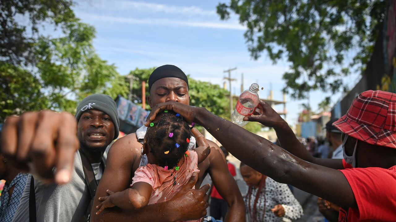 Mientras que la violencia amenaza a la infancia, el país se debate además en una huelga para exigir mejores salarios.