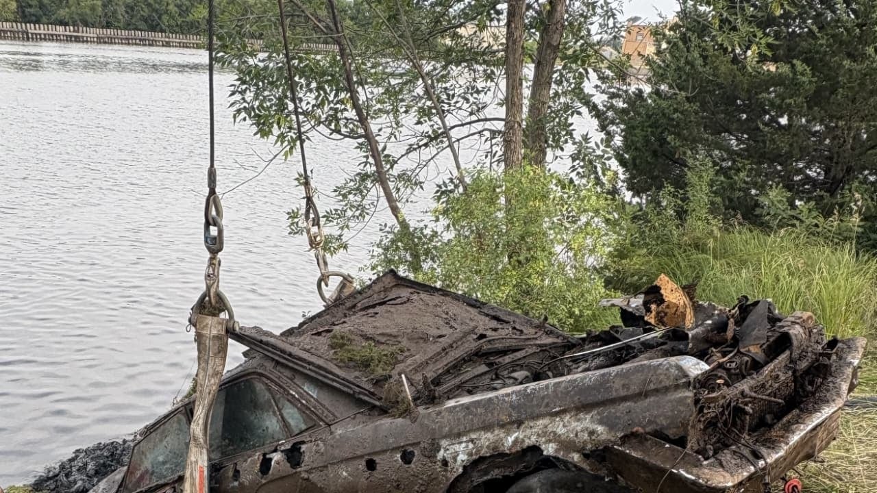 Vehículo Buick Electra oxidado y dañado, recién extraído del río Misisipi en Minnesota.