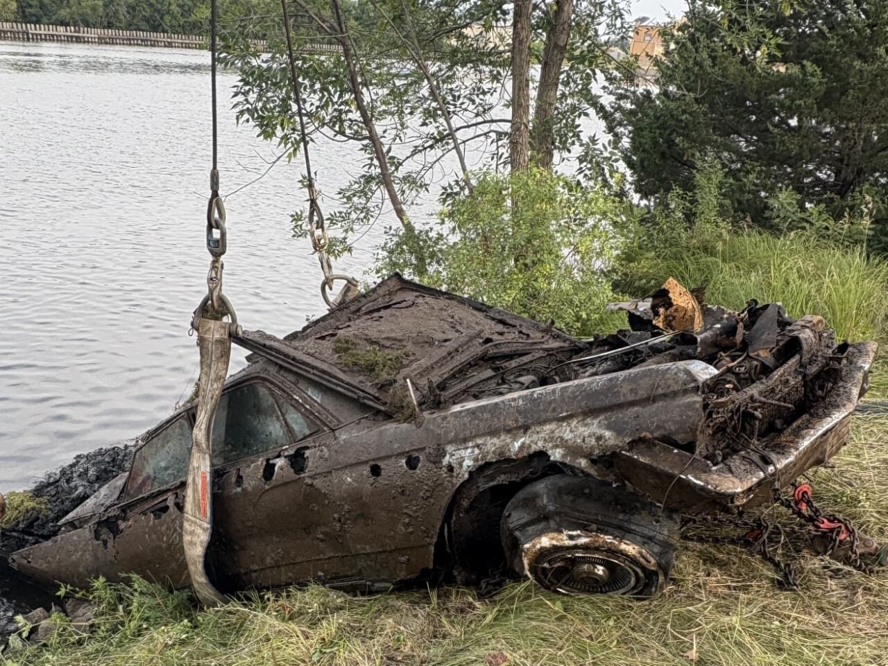 Vehículo Buick Electra oxidado y dañado, recién extraído del río Misisipi en Minnesota.
