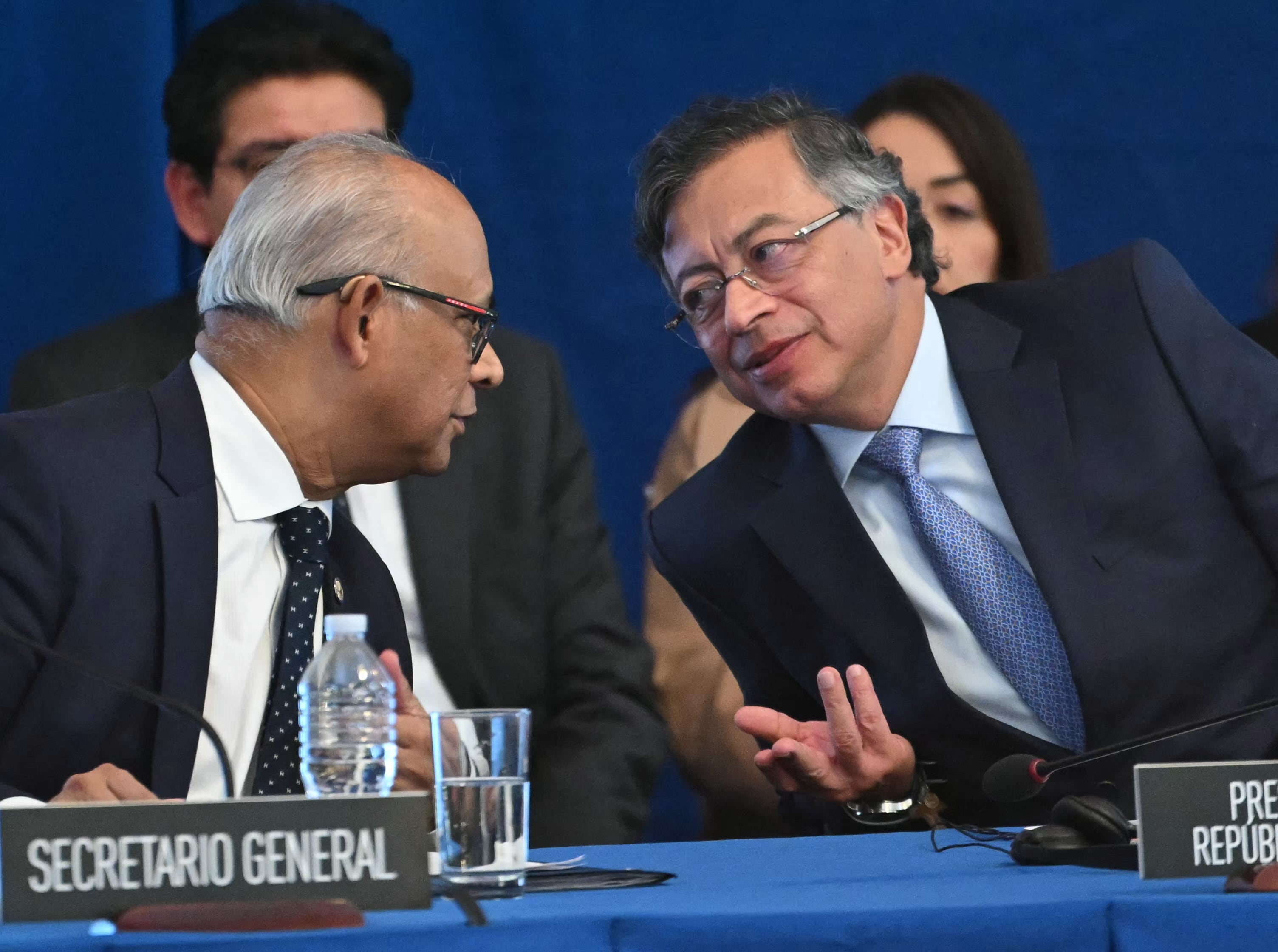 El presidente colombiano Gustavo Petro conversa con el secretario general de la Organización de los Estados Americanos (OEA), Albert Ramdin, durante una reunión del Consejo Permanente de la OEA en Washington, D.C., el 4 de febrero de 2026. (Foto de ANDREW CABALLERO-REYNOLDS / AFP)