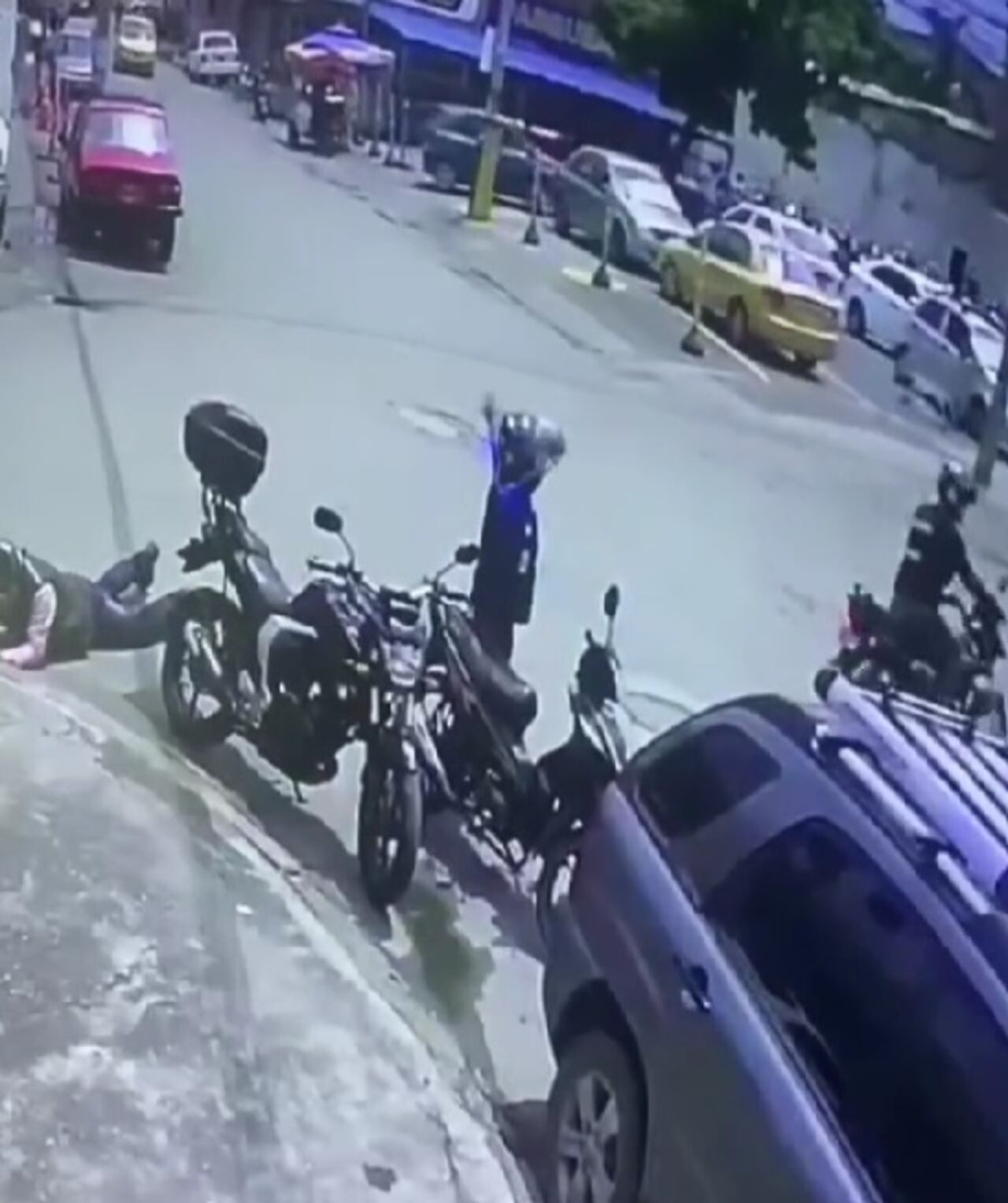Como en una requisa, motociclistas armados robaron en menos de 20 segundos a una pareja.