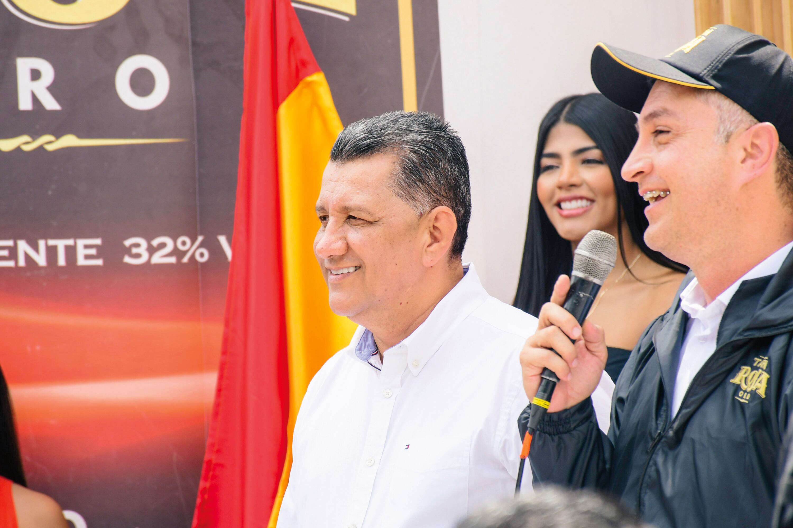 Ricardo Orozco, gobernador del
Tolima y Franz Bedoya, gerente de
la Fábrica de Licores del Tolima.