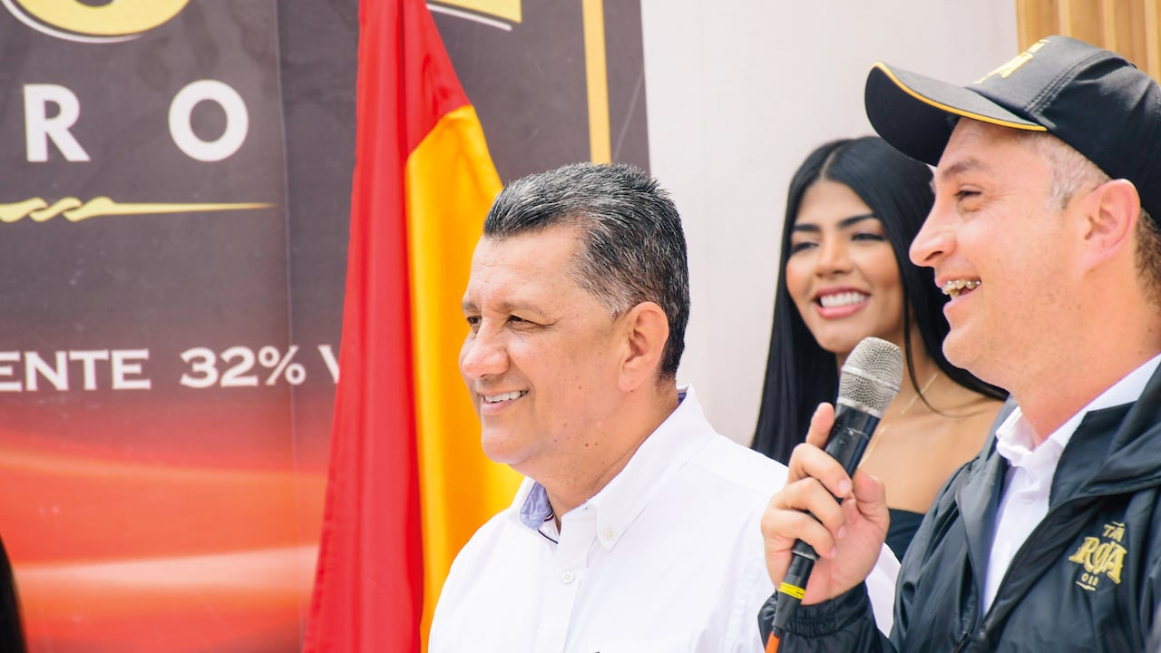 Ricardo Orozco, gobernador del Tolima y Franz Bedoya, gerente de la Fábrica de Licores del Tolima.