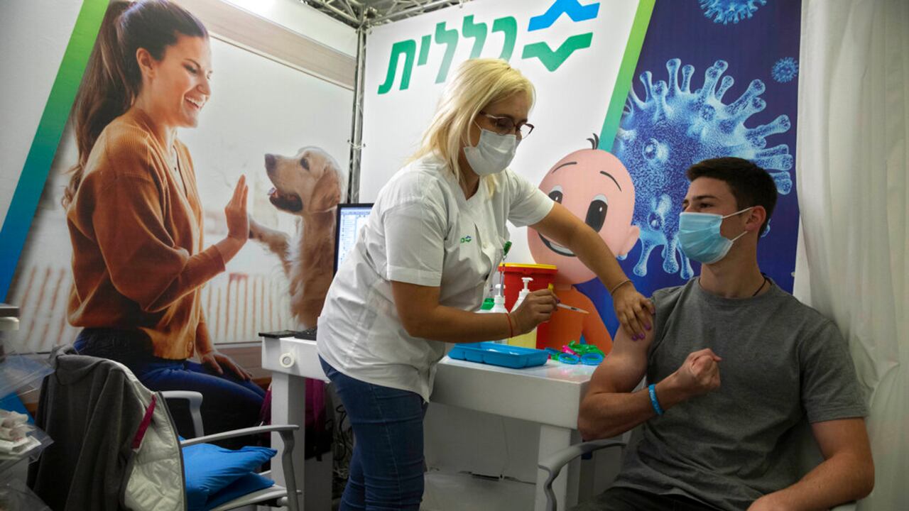 4,25 millones de personas, de los 9 millones que viven en ese país, han sido vacunadas con al menos una dosis de la vacuna de Pfizer/BioNTech desde diciembre. Alrededor de 2,88 millones de personas ya recibieron la segunda dosis.