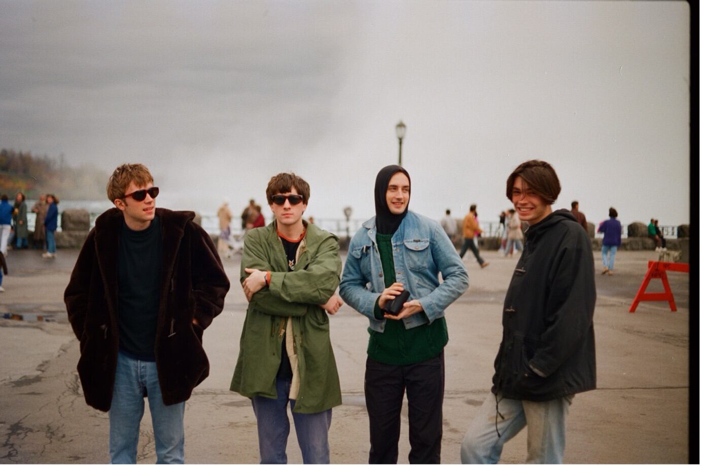 'No One You Know: Dave Rowntree's Early Blur Photos': Damon Albarn, Graham Coxon, el director de iluminación de Blur, Dave Byers, Alex James.