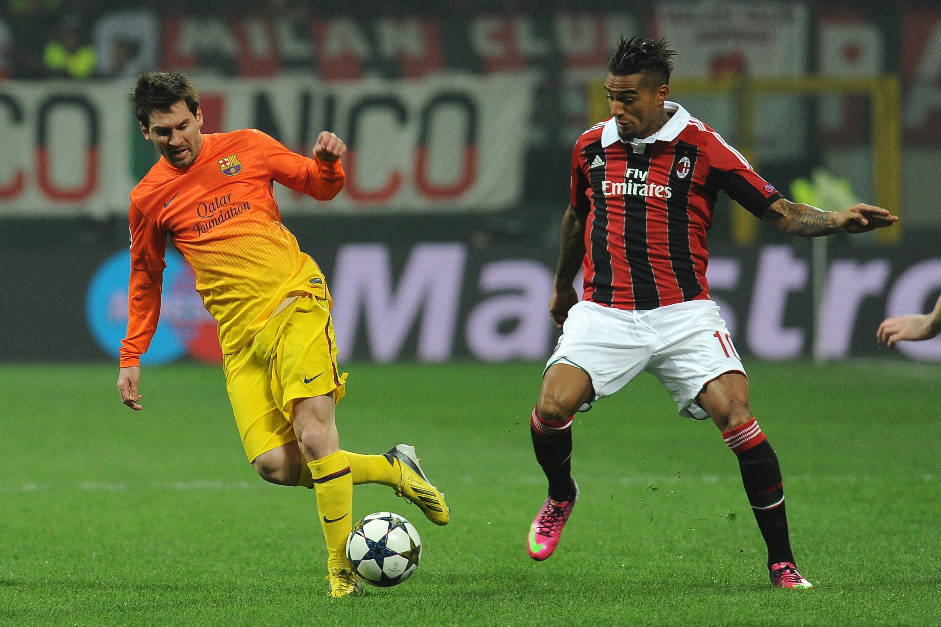 Lionel Messi (L) de Barcelona en acción contra Kevin-Prince Boateng del AC Milan durante el partido de ida de octavos de final de la Liga de Campeones de la UEFA entre el AC Milan y Barcelona en el estadio de San Siro el 20 de febrero de 2013 en Milán, Italia. (Foto de Valerio Pennicino/Getty Images)