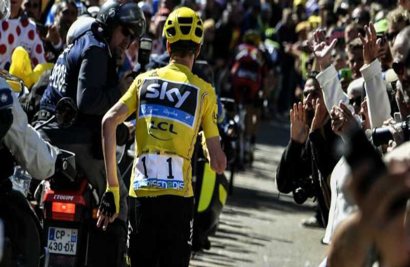 Froome decide correr hacia la meta. Foto: AFP