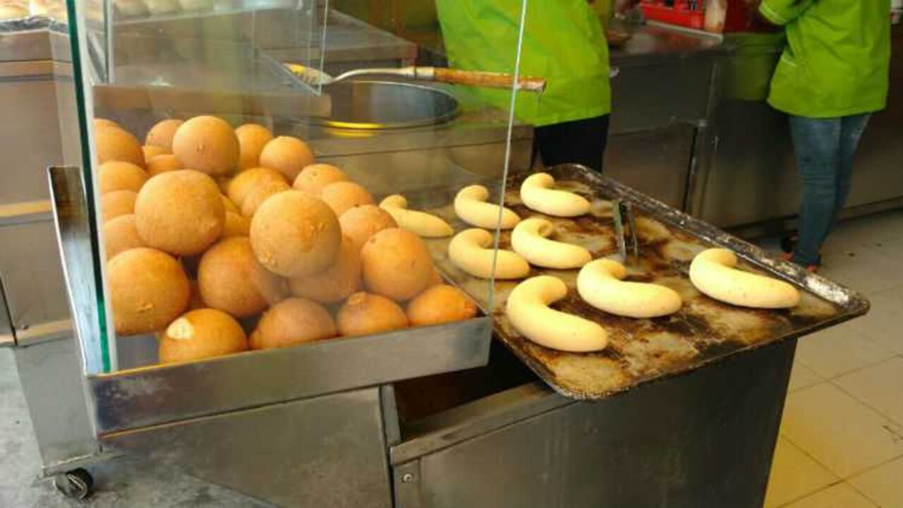 Buñuelos, pan de bonos y pan de yucas: Este alimento no solo es para comer en navidad, los buñuelos, pan de bonos o pan de yucas los puede comprar desde $1.200 la unidad. La avena para acompañar cuesta $1.700.