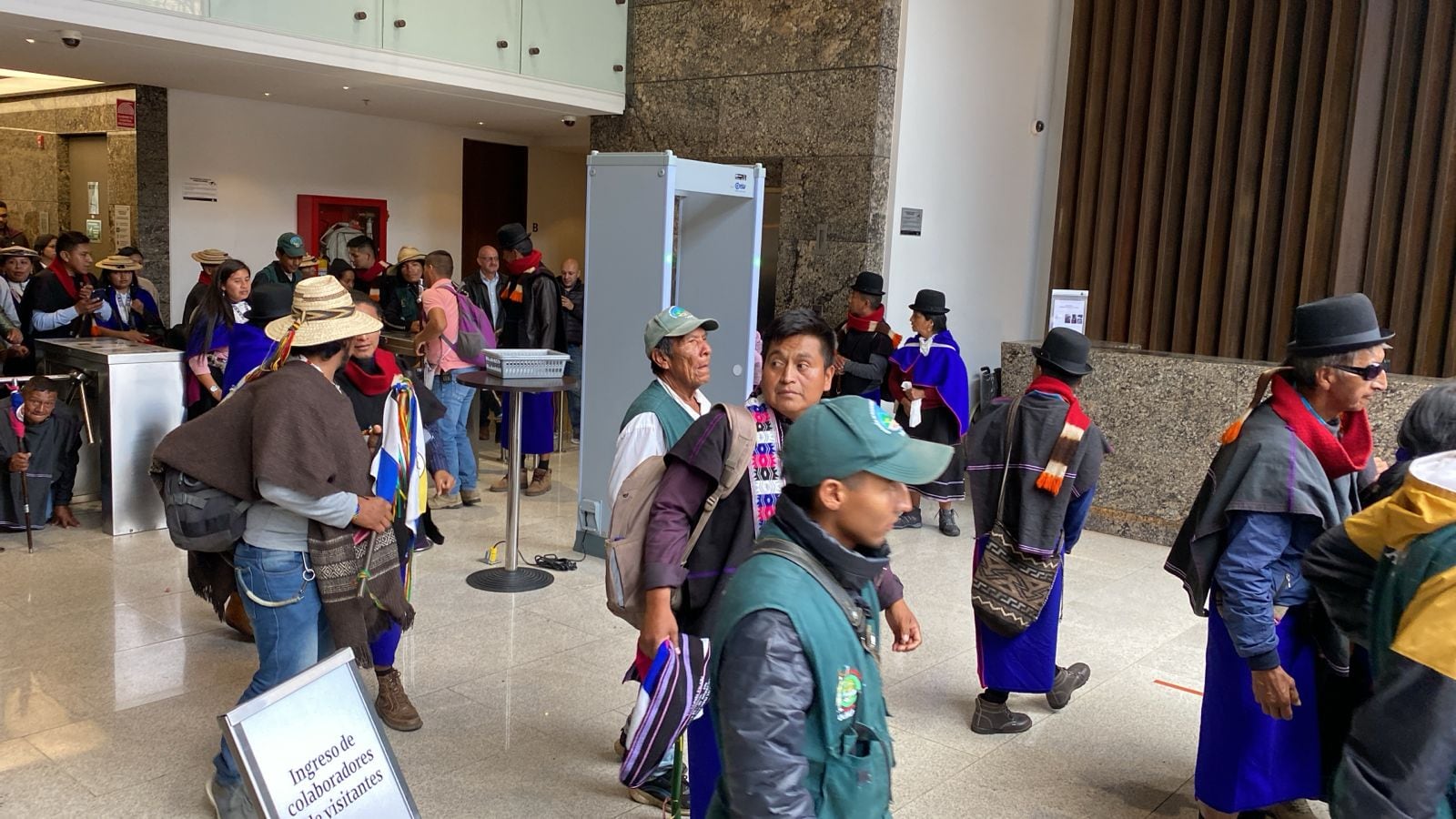 minga indígena irrumpe a la fuerza en la sede de SEMANA y destroza vidrios de sus instalaciones