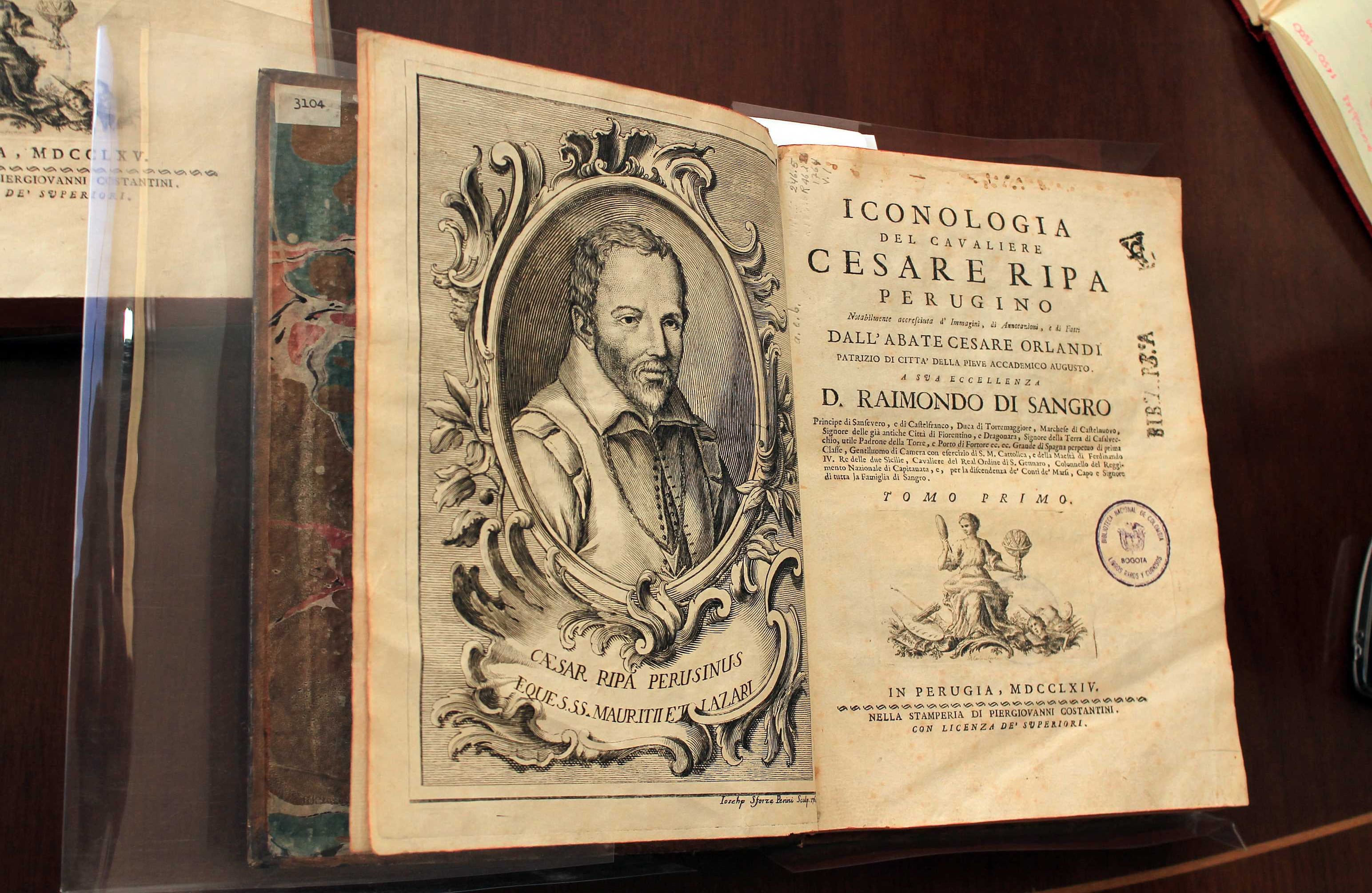 ‘Iconología del Cavaliere’ de autor italiano Cesare Ripa (1593). Existen cinco volúmenes. Es un libro sobre los vicios, las virtudes y la ciencia. Se caracteriza por sus detallados grabados en metal para ilustrar sentimientos como el amor impúdico, el amor a la patria, la curiosidad, la aristocracia. En su tiempo fue de los libros más vendidos. Foto: Álvaro Tavera.