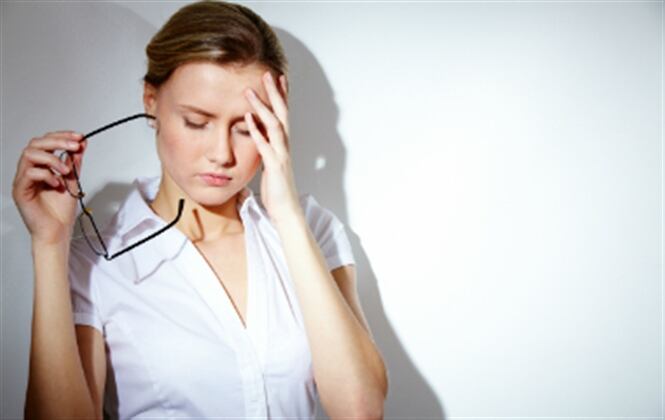 Los síntomas más comunes de migrañas pueden incluir náuseas, vómitos y sensibilidad a la luz y al sonido. Foto: Pantherstock.