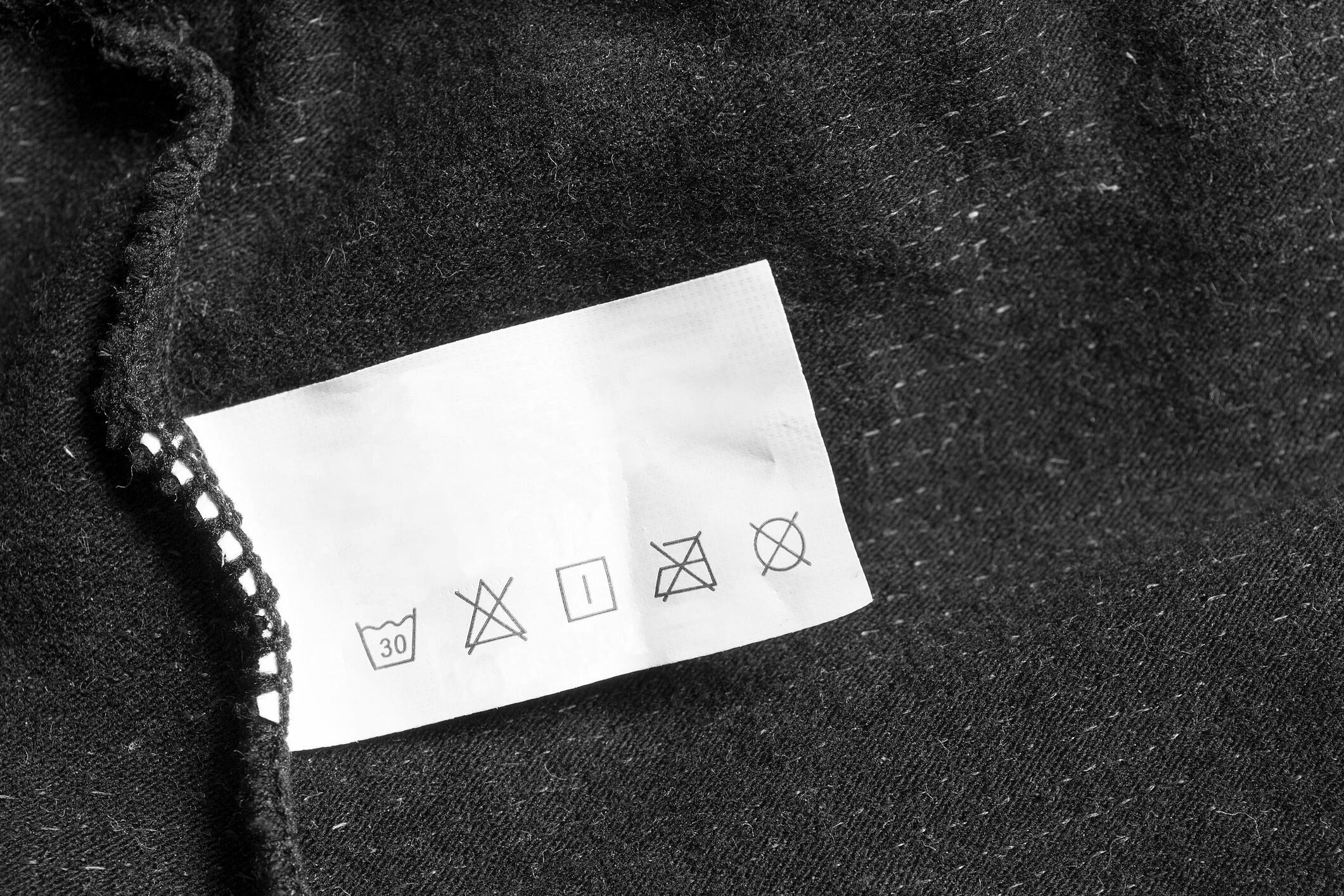 Las etiquetas de la ropa concentran mucha más información de la que se imagina.