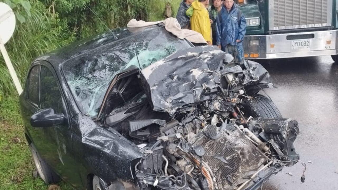 Un vehículo y un camión colisionaron en Oiba.