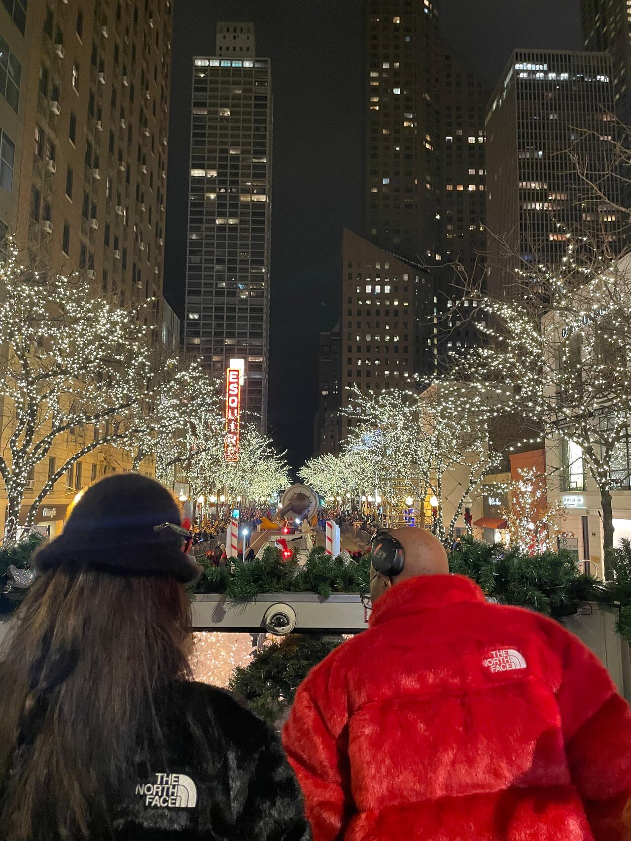 Dj Chip E tocando house en Chicago en el desfile previo a Thanksgiving a bordo del bus de Choose Chicago.