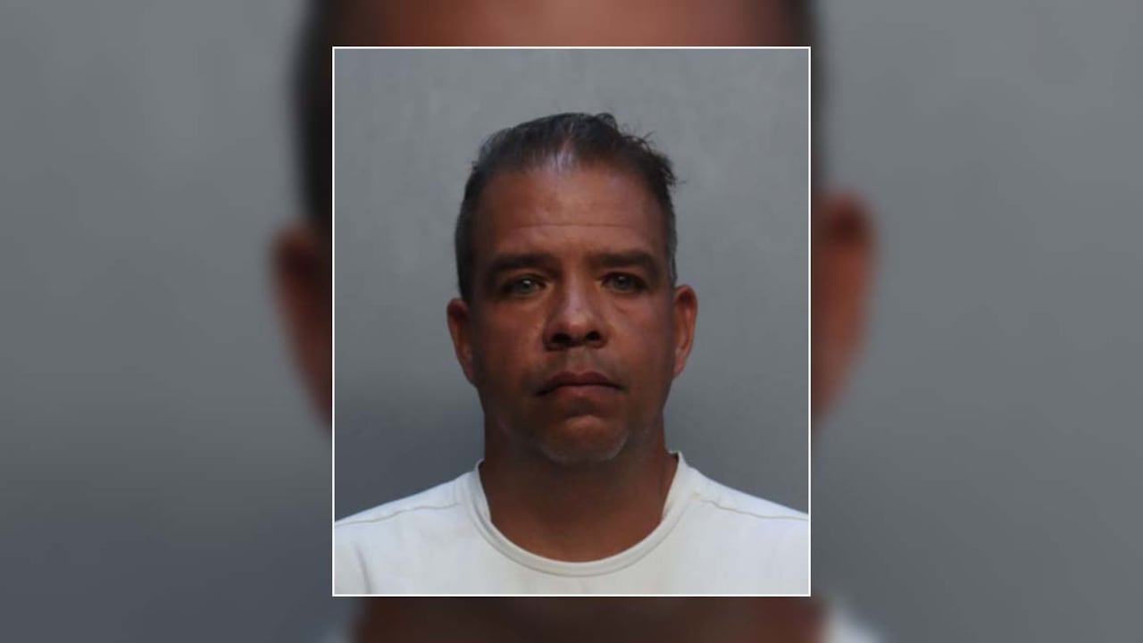 Eduardo Rodríguez fue arrestado en Miami por liderar un elaborado esquema de fraude que involucró más de 1.400 devoluciones falsas.