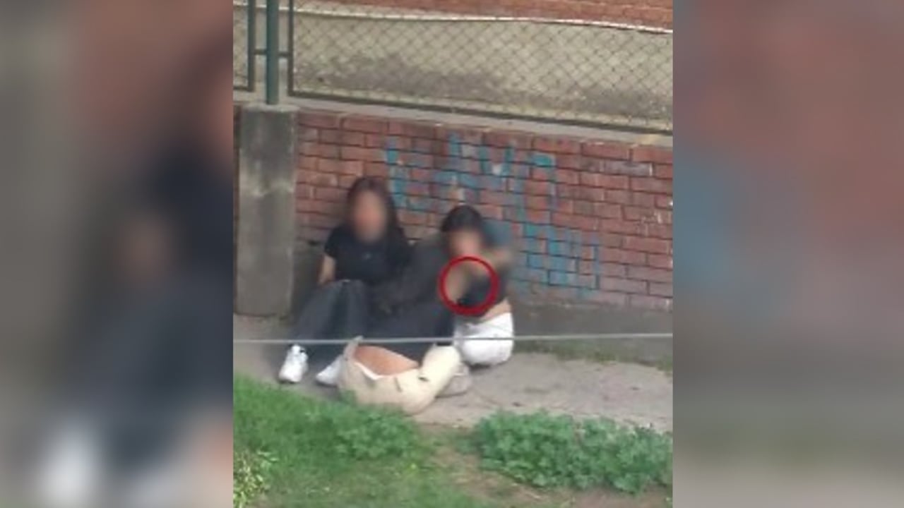 Denuncian que menores de edad consumen drogas a plena luz del día al al lado de un colegio en Engativá, en Bogotá.