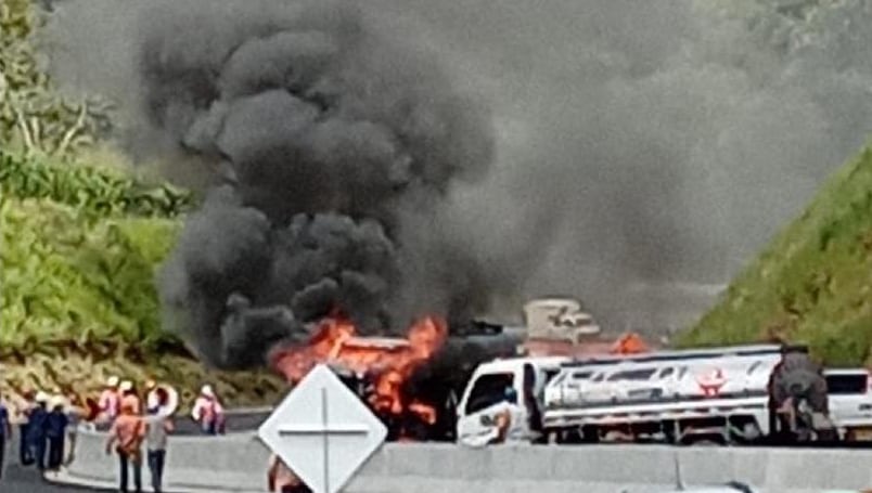 El motociclista al parecer habría invadido el carril contrario.