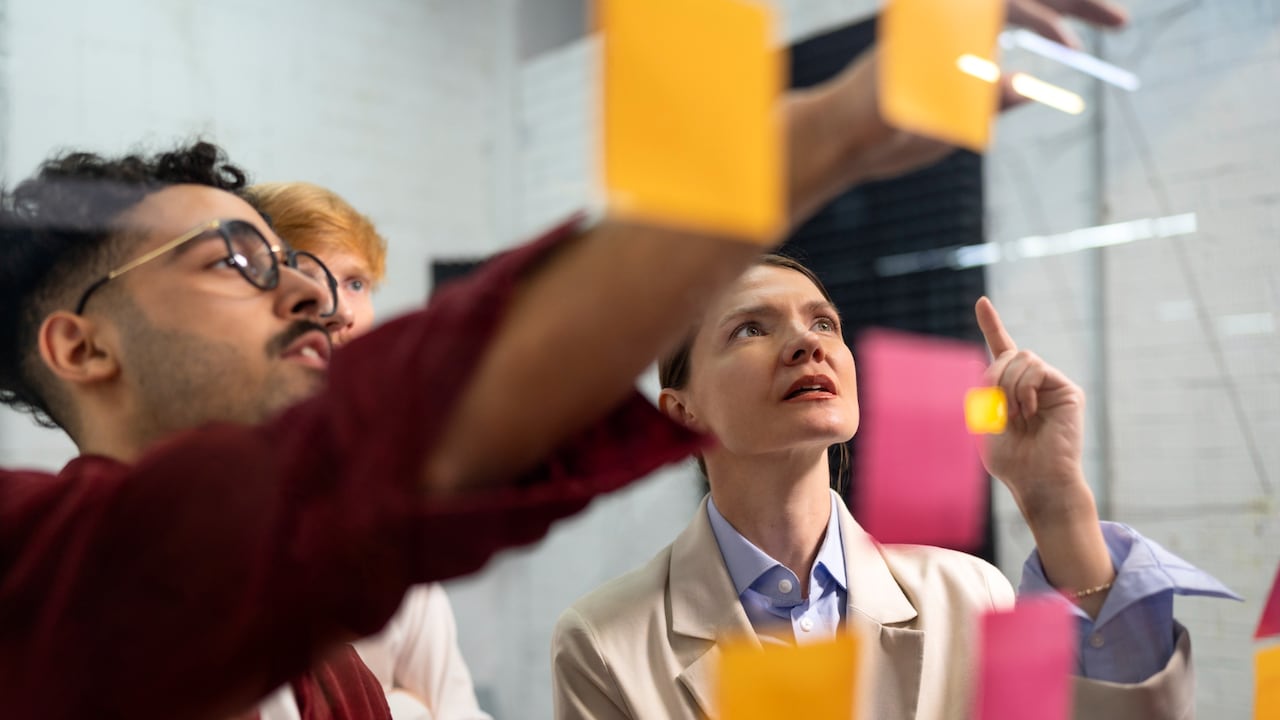 La seguridad psicológica en el trabajo implica que los miembros de un equipo se sientan libres para expresar sus ideas.
