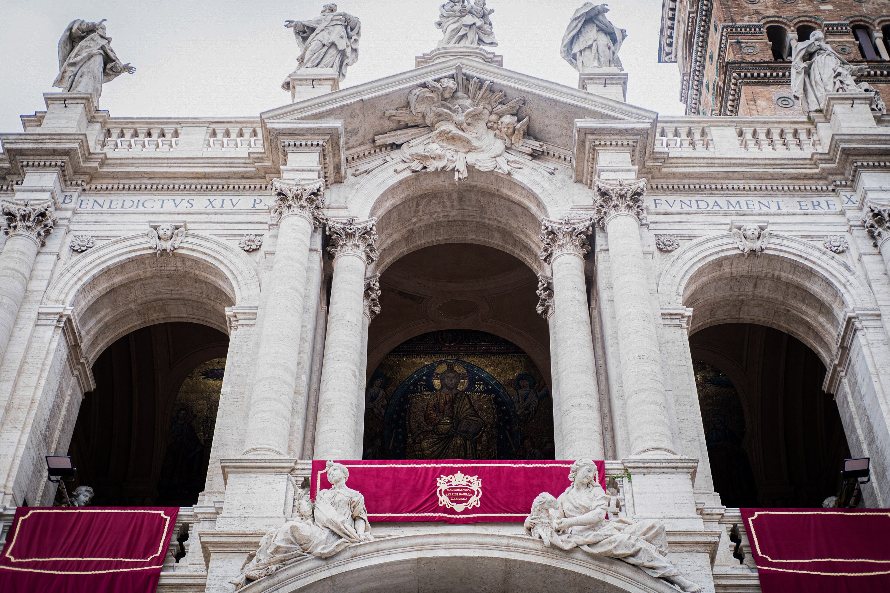 Vista exterior de la Basílica de Santa María la Mayor. Miles de fieles visitaron la tumba del Papa Francisco en la Basílica de Santa María la Mayor de Roma, donde se encuentra una sencilla tumba de mármol blanco con la inscripción "Francisco" cerca del icono "Salus Populi Romani"